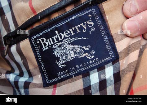 etiqueta burberry original|authentic burberry suits.